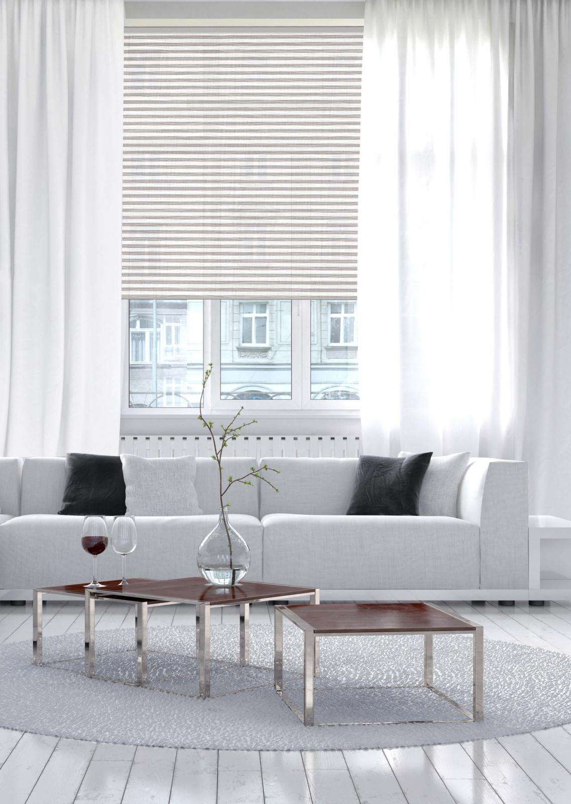 Helles Plissee im Wohnzimmer
