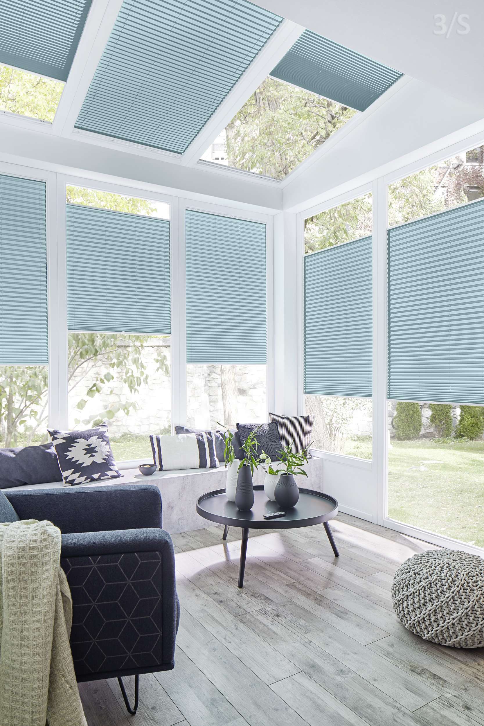 Plissee am Fenster mit moderner Lichtfilterung und klarer Linienführung