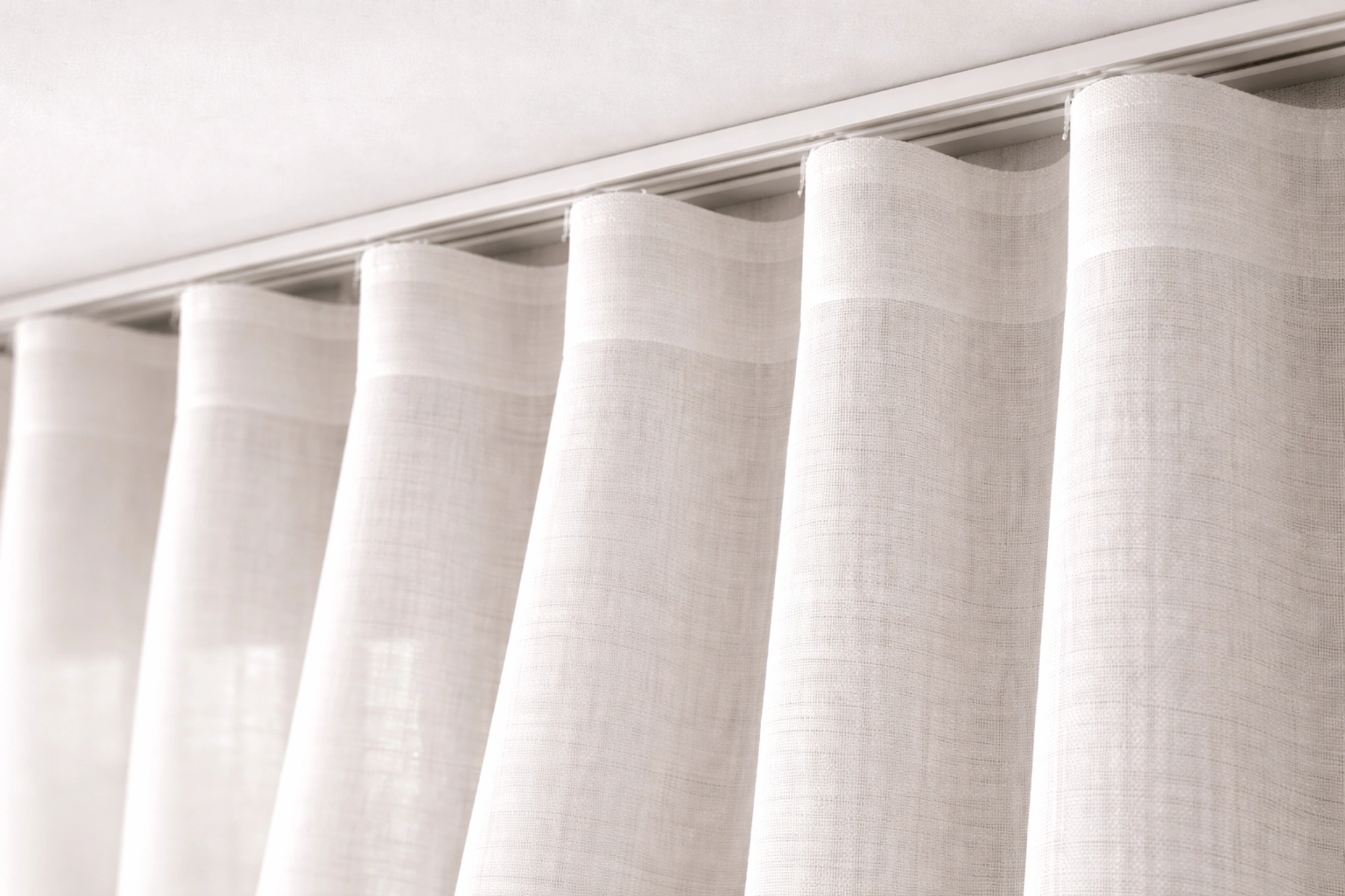 Gardine mit Wellenband nach Maß aus leinenhaftem halbtransparentem Store für Vorhangschiene mit eleganter Wellenoptik